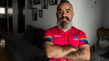 Jonny tiene 32 años y