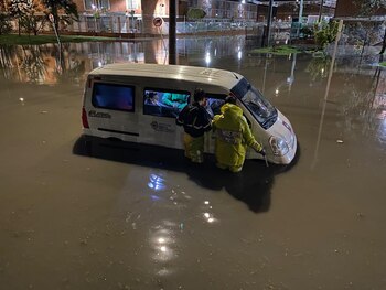 Los Bomberos de Bogotá rescataron a varias personas que se quedaron atrapadas por las fuertes lluvias en Bogotá - crédito Bomberos Bogotá / X