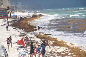 CANCÚN, QUINTANA ROO, 18JULIO2021. Cientos de vacacionistas disfrutan de playa gaviota y playa delfines en esta temporada de verano, esto a apesar de que en algunas zonas el sargazo no da tregua y el semáforo epidemiológico continúa en naranja. FOTO: ELIZABETH RUIZ/CUARTOSCURO.COM