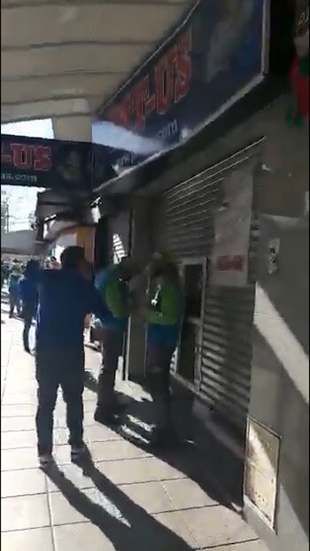 Los inspectores de tránsito notificando