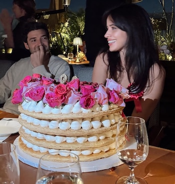 Camila Cabello y su novio Henry Chalhoub