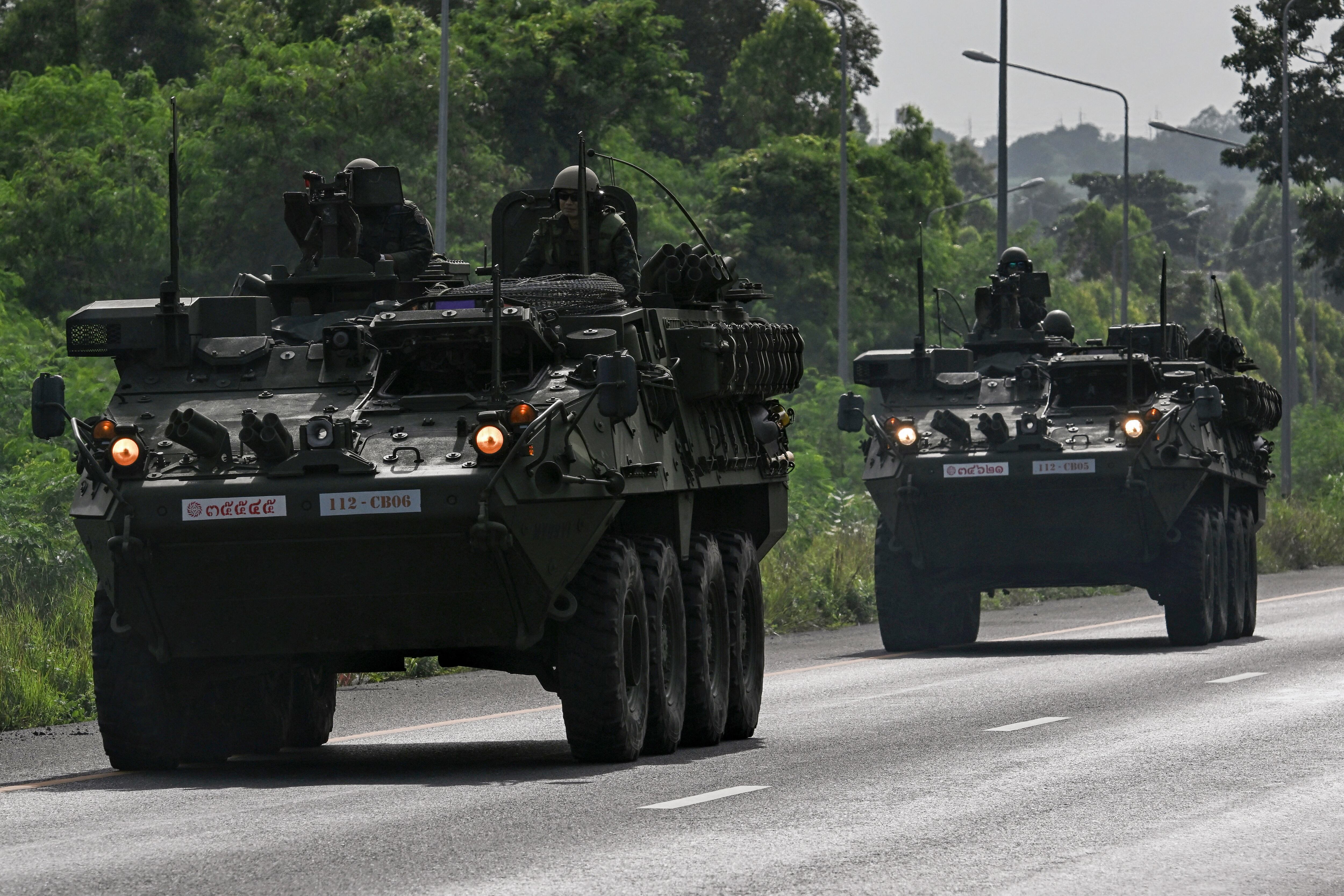 Soldados del Ejército Real Tailandés aparecen en la imagen a bordo de vehículos blindados en una carretera de la provincia de Chachoengsao. (Foto de Lillian SUWANRUMPHA / AFP)