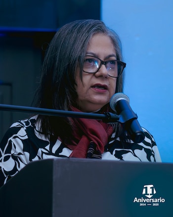 La OMS reconoció a Violeta Martínez de Palomo en 2022 con el premio Día Mundial Sin Tabaco por su labor en el control del tabaco y la creación de la Clínica Vivir sin Tabaco en El Salvador. (Foto cortesía FUNDAHABLA)