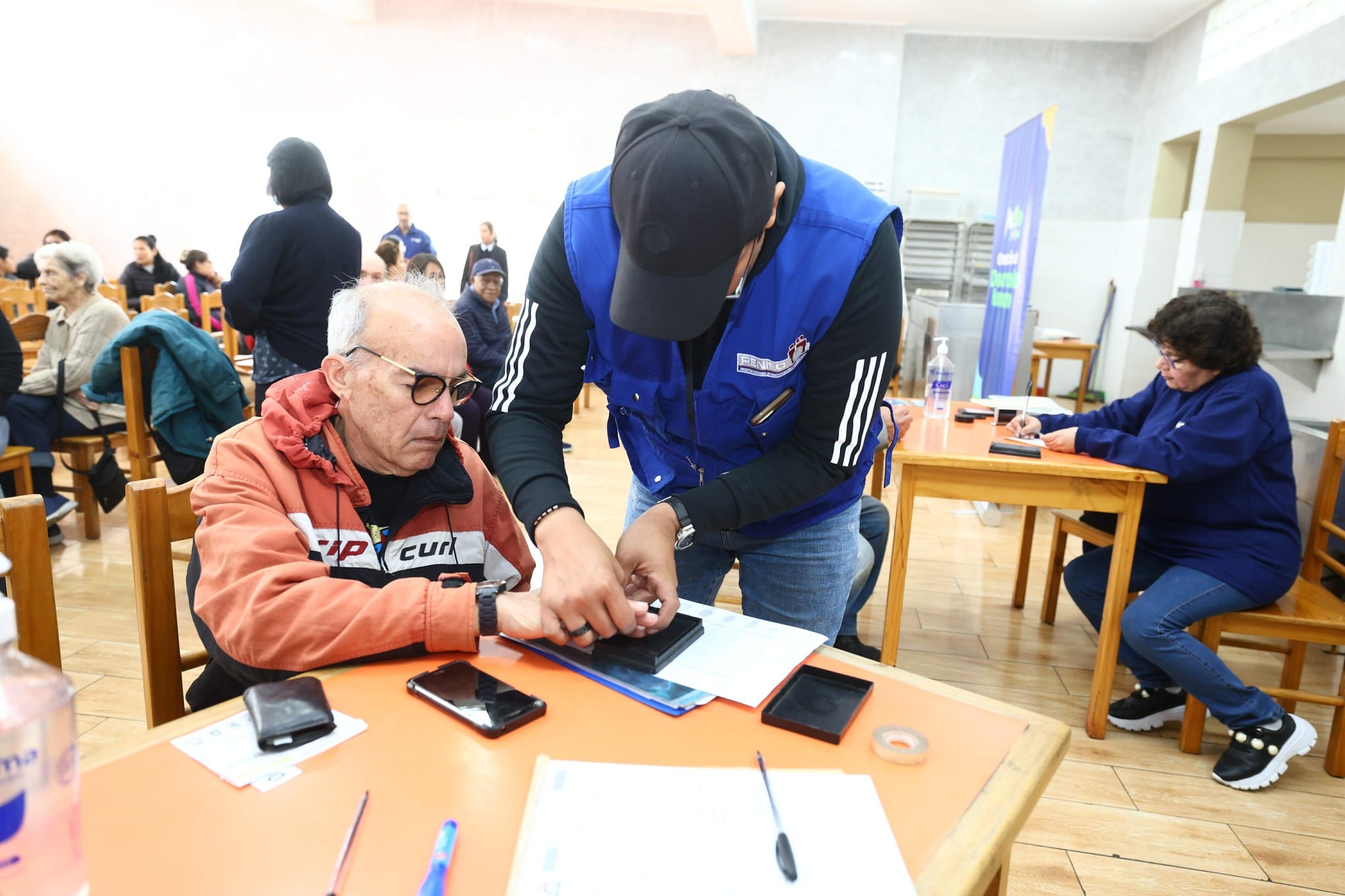 Un ciudadano adulto mayor tramita de forma gratuita su DNI electrónico en una de las campañas itinerantes en Lima Metropolitana. (Municipalidad de Miraflores)