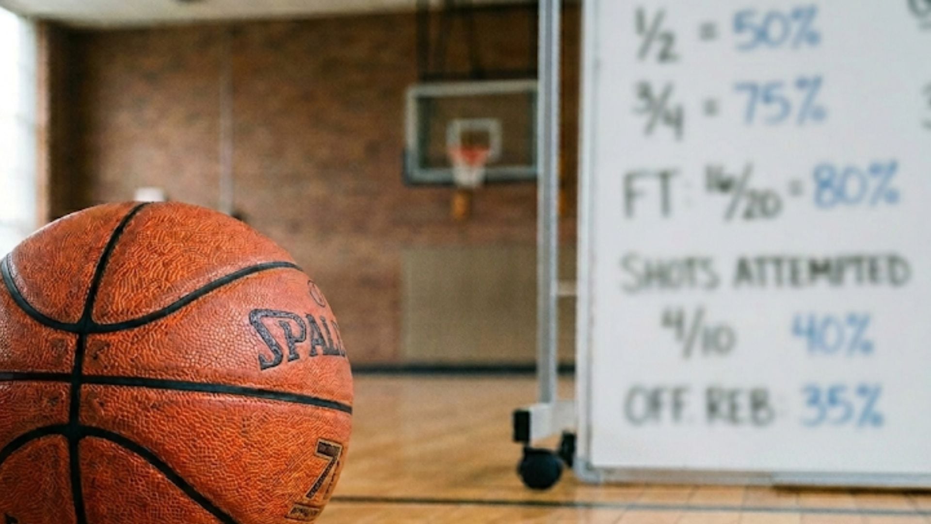 El Basketball Mathematics Project evaluó a 309 estudiantes de dos escuelas noruegas y mostró que solo el grupo con básquetbol y matemáticas logró mejoras estadísticamente relevantes (Imagen Ilustrativa Infobae)