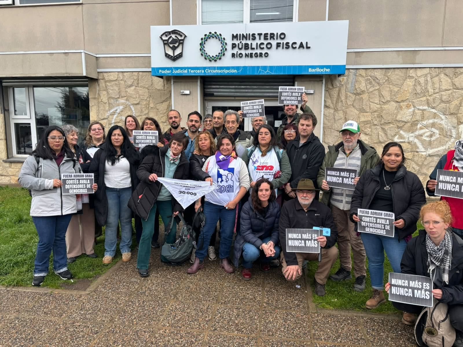 Integrantes de organizaciones de derechos humanos se manifestaron con pancartas frente a la sede del Ministerio Público Fiscal en Bariloche (Facebook APDH Bariloche).