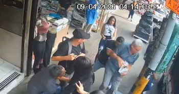 El adulto mayor intenta ingresar a un local para resguardarse luego de ser derribado y robado por los delincuentes - crédito Captura video Denuncia Antioquia