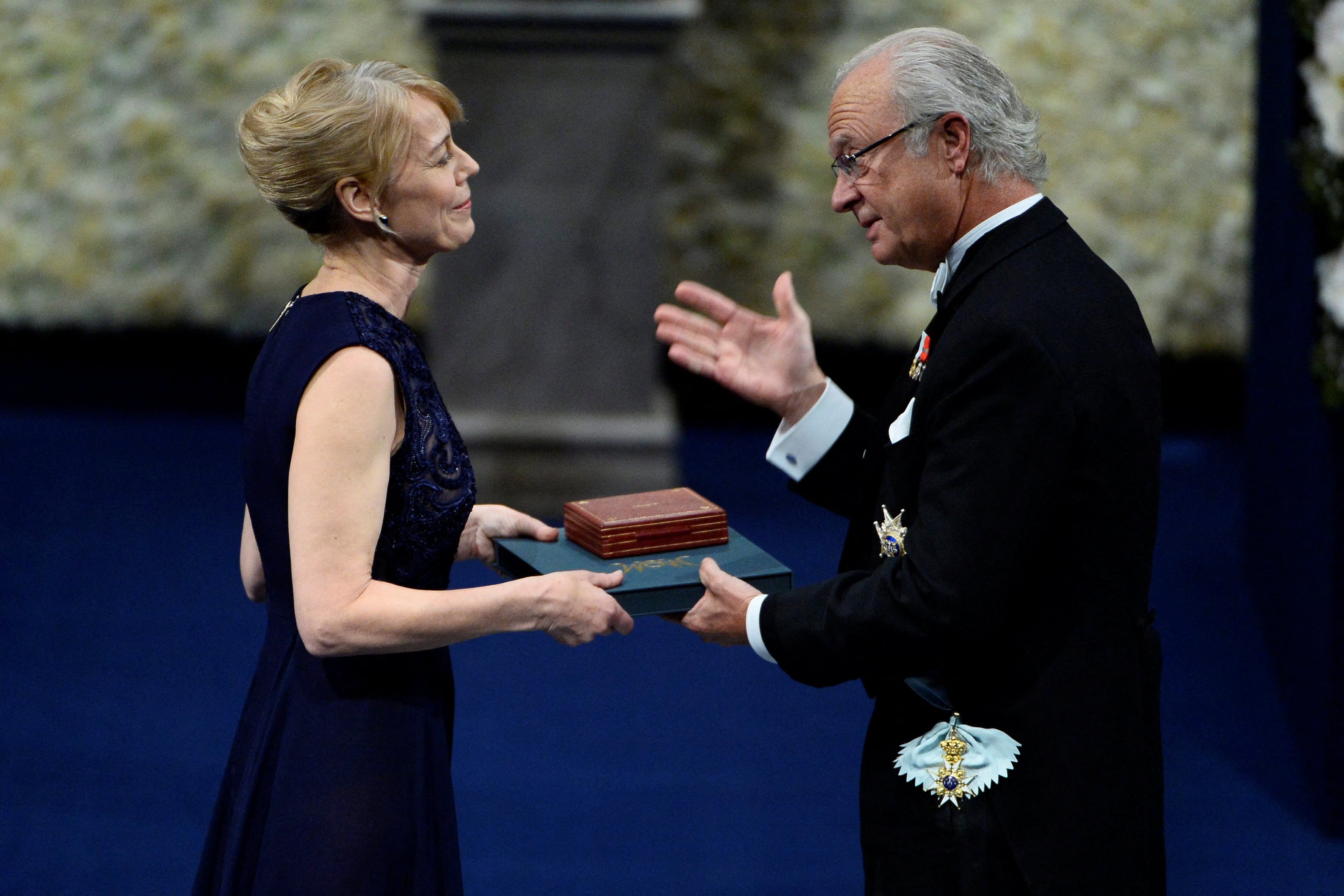 Jenny Munro, la hija de Alice, cuando recibió el Premio Nobel en nombre de su madre, del rey Carlos Gustavo de Suecia.