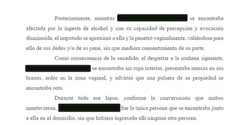 Párrafos impresos sobre fondo blanco con líneas de texto y tres nombres cubiertos por rectángulos negros