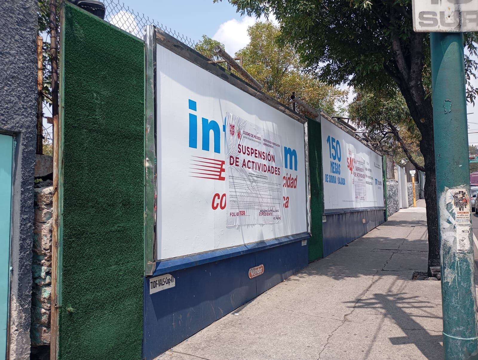 Vecinos y activistas celebran la suspensión de más de 20 vallas publicitarias ilegales en Copilco y Eje 10 Sur.