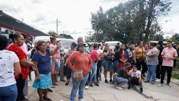 Familiares de reclusas aguardan en