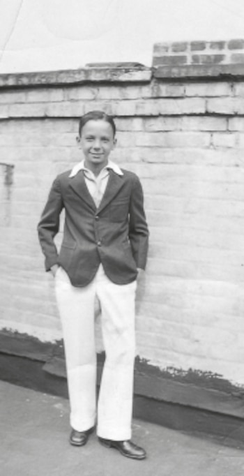 El joven Astor Piazzolla posa