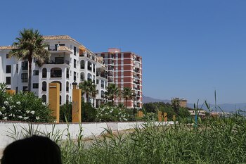 Un hombre cae desde una