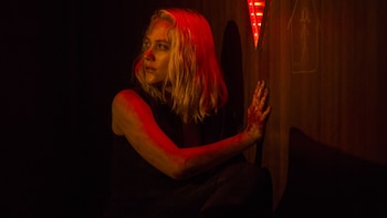 Julia (Maika Monroe) es una