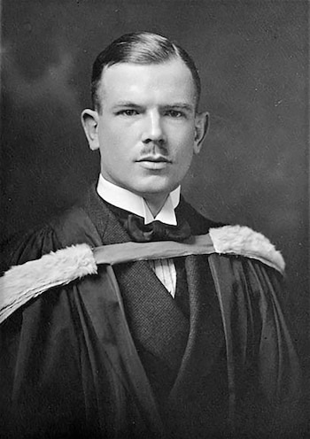 Retrato en blanco y negro de Norman Bethune, un hombre caucásico de mediana edad con bigote, vistiendo una toga académica y una estola con ribete de piel