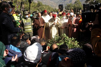 Hombres rezan durante el funeral