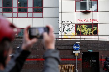 Graffitis contra la policía en