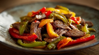 Bistec acompañado de pimientos y