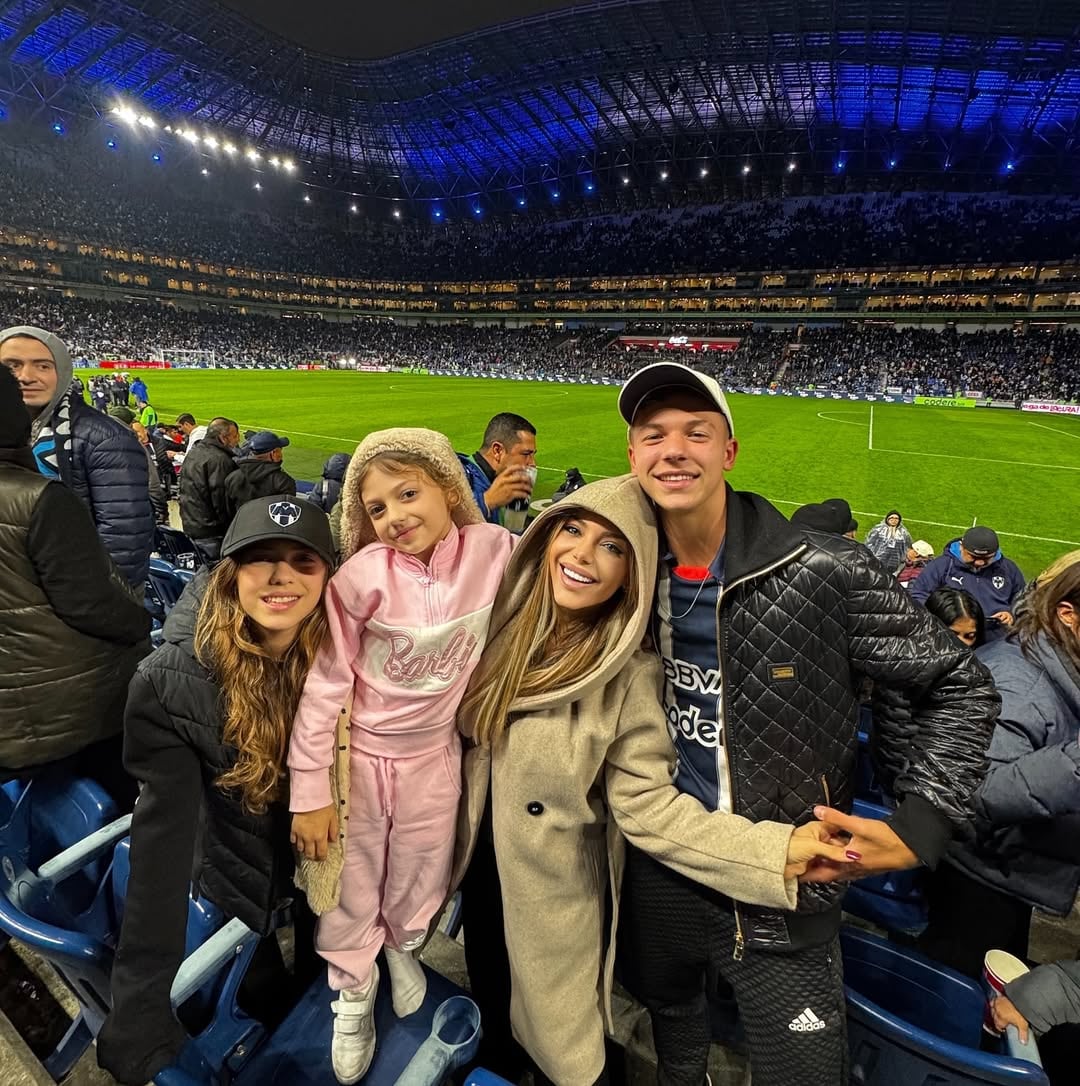 Evangelina Anderson y sus tres hijos, Lola, Emma y Bastián