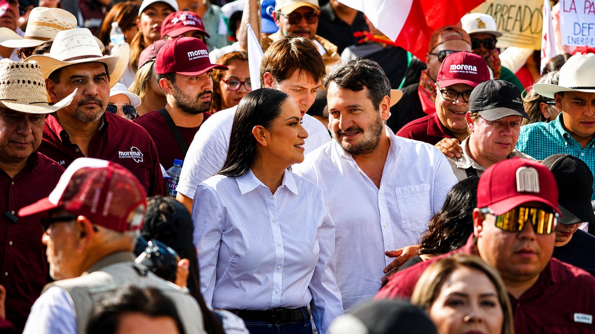 Andrés Manuel López Beltrán asiste a una concentración masiva de simpatizantes de Morena que se manifiesta en defensa de la soberanía nacional. (Facebook: Andrés Manuel López Beltrán)