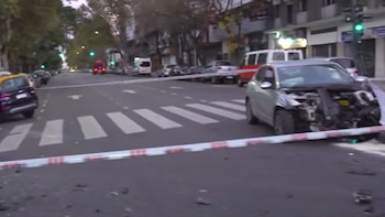 Violento choque entre un auto particular y un taxi en Floresta: al menos tres heridos