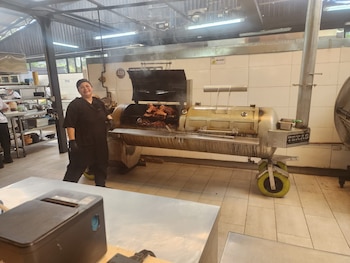 En Los Fuegos, el brisket puede pasar hasta 30 horas en el ahumador antes de llegar al plato.
