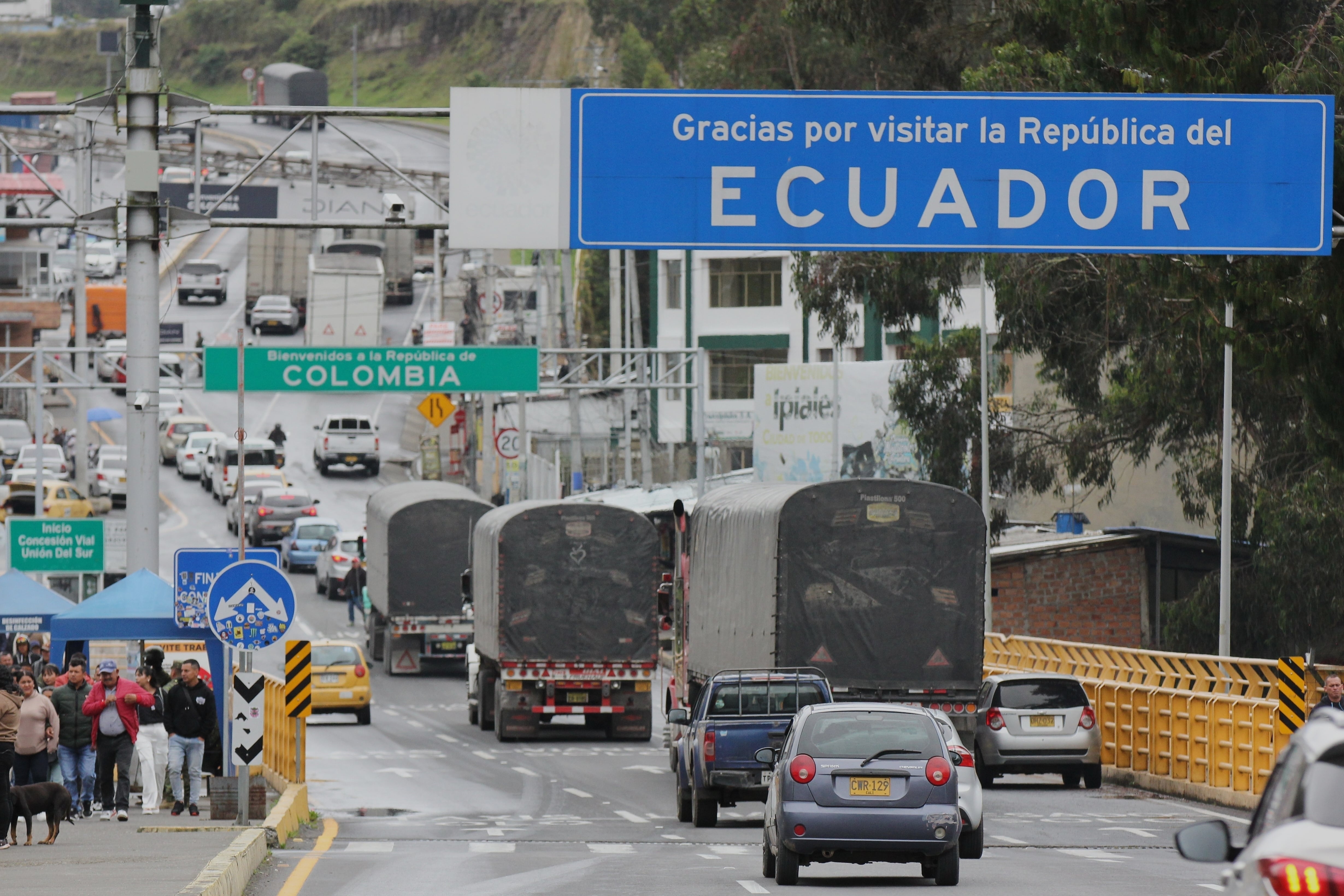 El levantamiento de las barricadas en Rumichaca no cerró la disputa arancelaria: Colombia y Ecuador mantienen gravámenes del 50% sobre importaciones del otro país mientras continúan las negociaciones en el marco de la CAN- crédito AP foto/Leonardo Castro