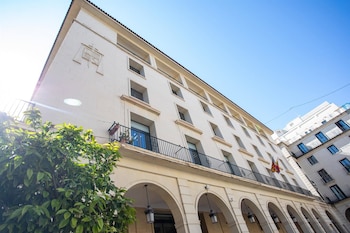 25/03/2026 El TSJCV confirma un año de cárcel a un joven por agresión sexual a una menor en un municipio de Alicante.
La Sala de lo Civil y Penal del Tribunal Superior de Justicia de la Comunitat Valenciana (TSJCV) ha confirmado una pena de un año de prisión impuesta por la Audiencia de Alicante a un joven por un delito de agresión sexual, por realizar tocamientos a una chica menor de edad cuando ambos estaban sentados en la escalera de un portal, en unos hechos ocurridos en un municipio de la provincia alicantina.
POLITICA
Joaquín Reina - Europa Press