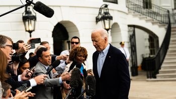 Dos comentarios improvisados de Biden agitaron los mercados y Medio Oriente