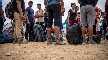 El Salvador pone en marcha registro para brindar apoyo económico a 2,500 migrantes retornados