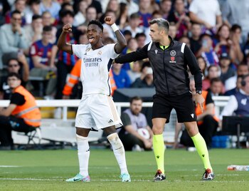 El cuarto árbitro y Vinicius