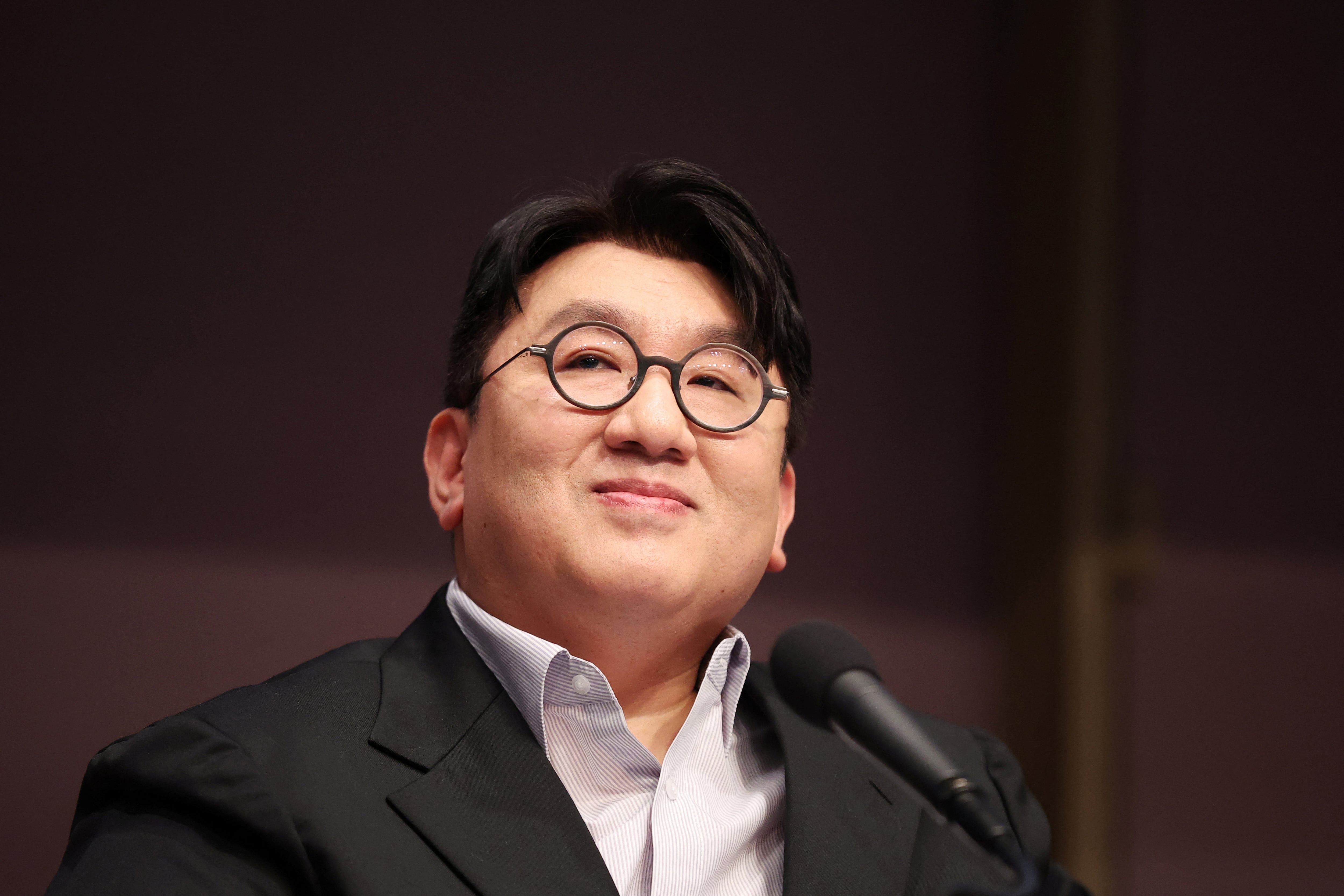 Bang Si-hyuk, presidente de HYBE, interviene durante un debate organizado por el club Kwanhun en Seúl, Corea del Sur, el 15 de marzo de 2023. REUTERS/Kim Hong-Ji