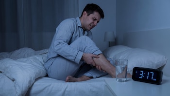 El calambre que te despierta de noche y el que aparece con el celular no son iguales: qué significa cada uno