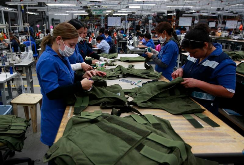 La informalidad laboral supera el 50% en Colombia y se ve reflejada en miles de empresas - crédito John Vizcaino/Reuters