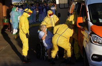 Trabajadores sanitarios ayudan a introducir