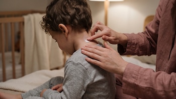 Cuidado de la piel infantil ante la dermatitis atópica - VisualesIA ScribNews