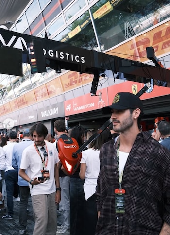 El actor de Oscuro deseo aclaró en sus redes sociales que la estancia en Italia se trató de días de trabajo.