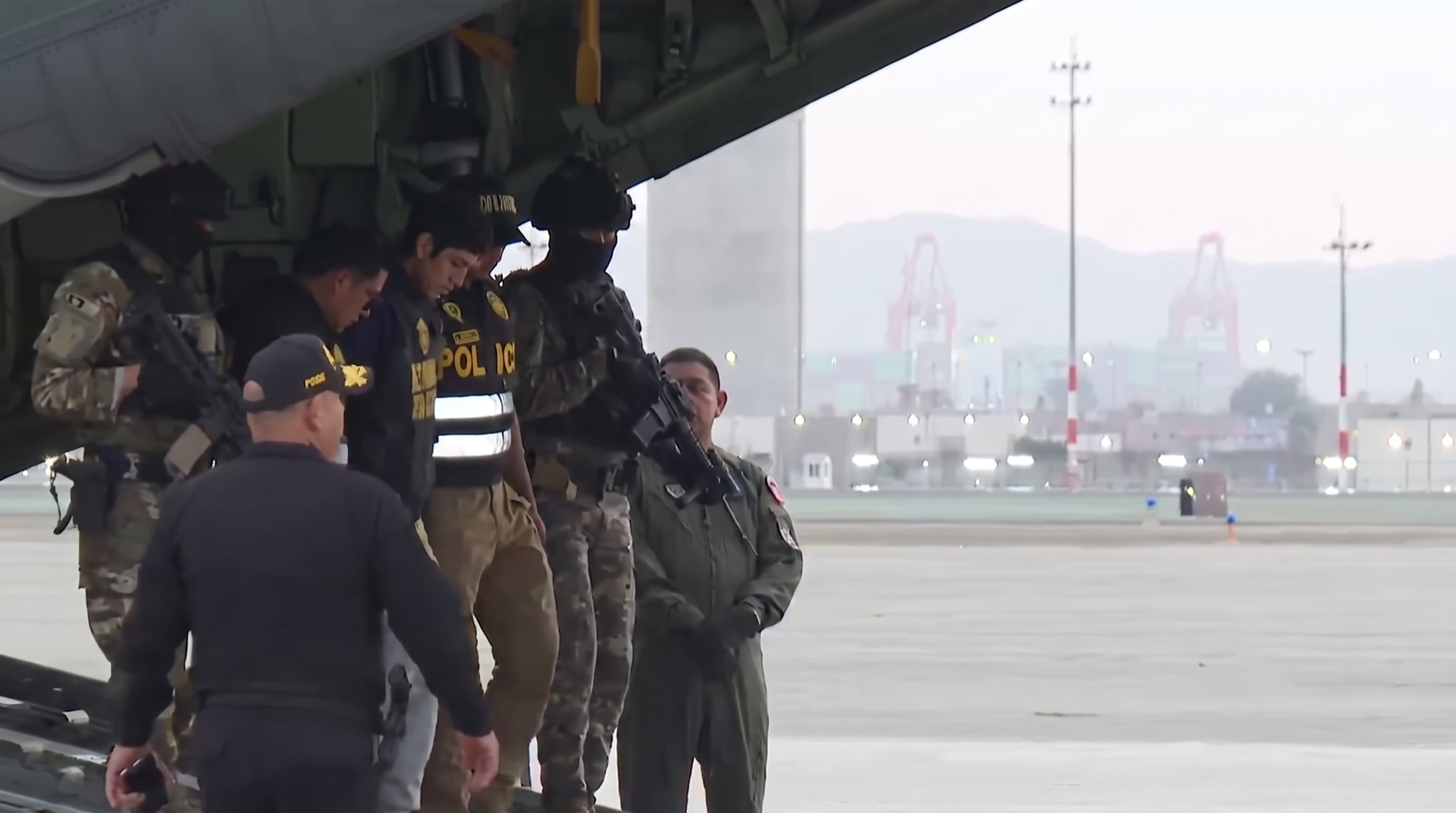 Jhonsson Smit Cruz Torres, alias ‘Jhonsson Pulpo’, llegó a Lima tras ser expulsado de Bolivia y entregado a las autoridades peruanas. (Crédito: Captura video/Canal N) (Imagen Ilustrativa Infobae)