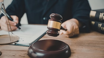 Un español adopta a un hombre de 32 años al que crió desde su infancia: “La familia no siempre viene determinada por la sangre”