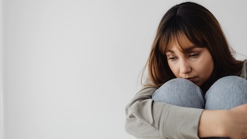 Una mujer visiblemente triste.