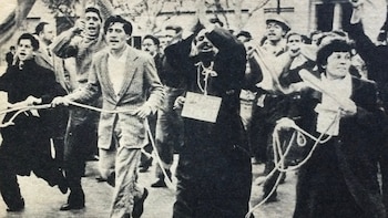 Manifestantes peronistas marchan, algunos con