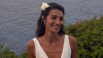 Rocío Crusset y Charlie Schein se dan su segundo ‘sí, quiero’ en Ibiza ante todos sus amigos: jornada en barco y vestido satinado