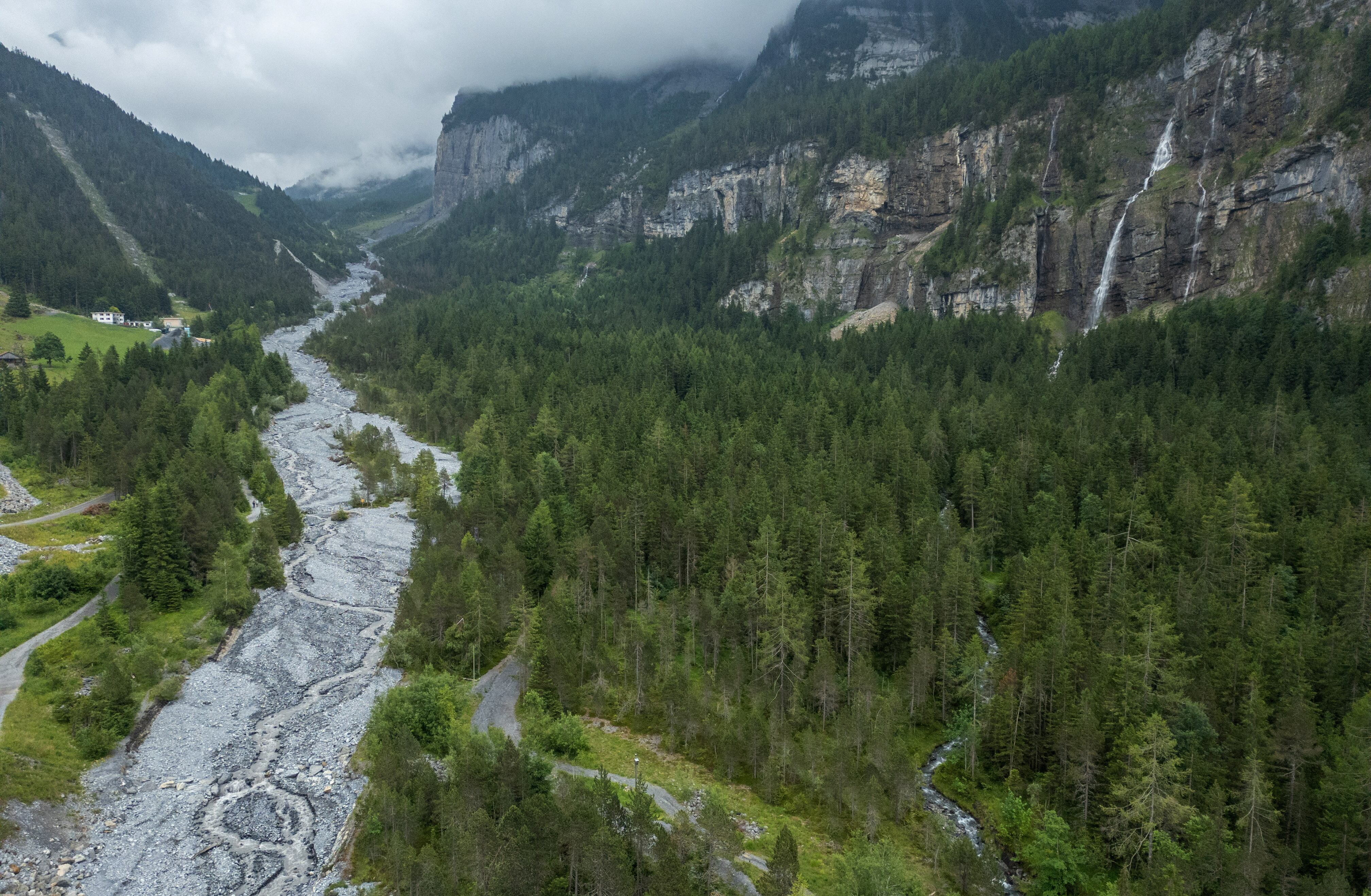 Kandersteg enfrenta una amenaza latente por el acantilado Spitze Stei, considerado la roca más vigilada de Suiza (REUTERS/Denis Balibouse)