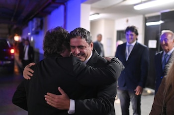 Lisandro Catalán, presidente de La Libertad Avanza en Tucumán, recibiendo a Javier y Karina Milei.