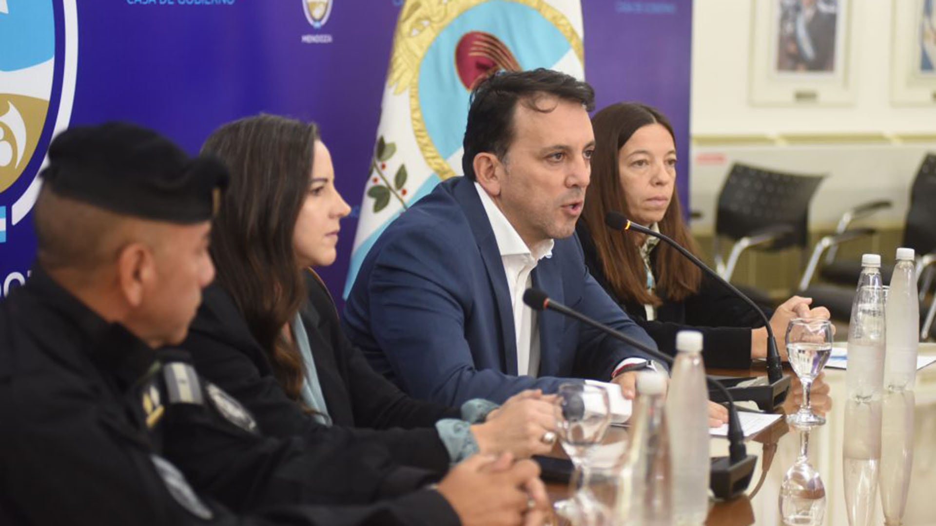 Funcionarios del gobierno de Mendoza se reúnen para anunciar el refuerzo de los controles de seguridad en las escuelas de la provincia tras recibir amenazas.