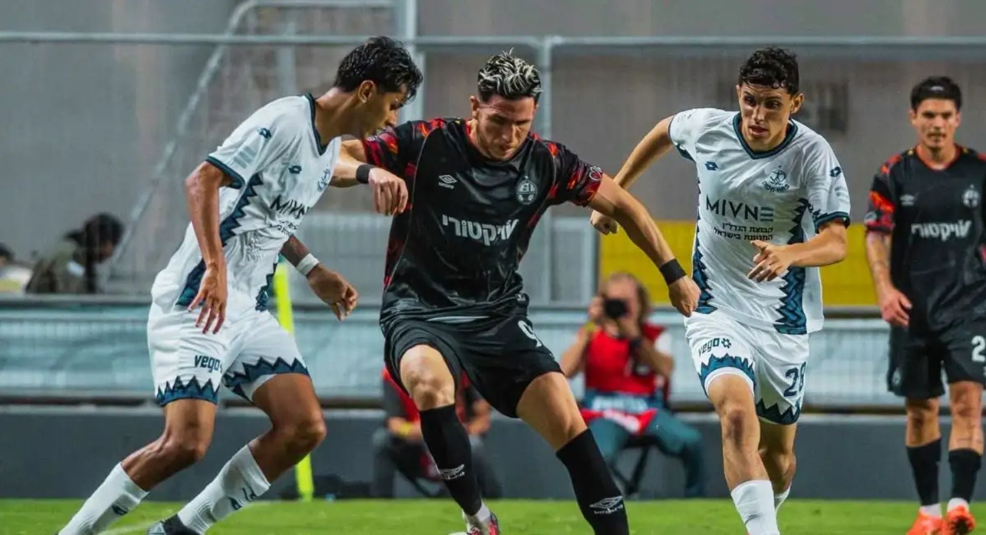 Así le fue a Adrián Ugarriza en su debut con el Hapoel Beer Sheva frente al AZ Alkmaar por la Europa League 2026-27