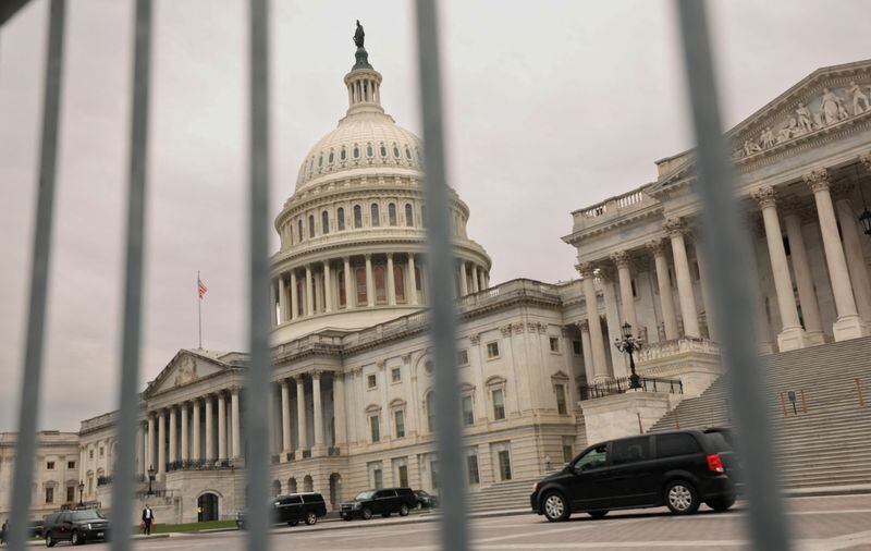 La cúpula del Capitolio se ve a través de una valla de seguridad en Washington, Estados Unidos. 20 de diciembre de 2024 (REUTERS/Kevin Lamarque)