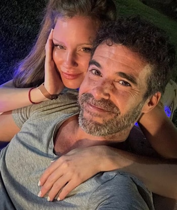 Nicolás Cabré y su pareja