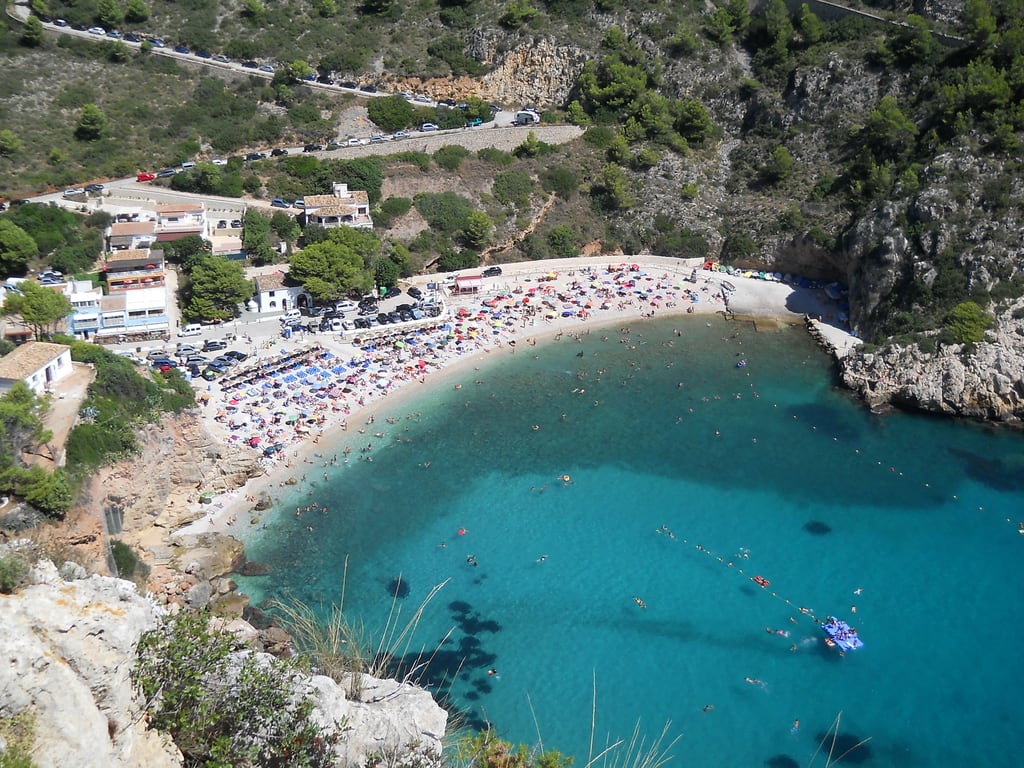 Cala Granadella, en Jávea, está rodeada de acantilados y pinares y combina naturaleza con servicios básicos (Turismo de Xábia)