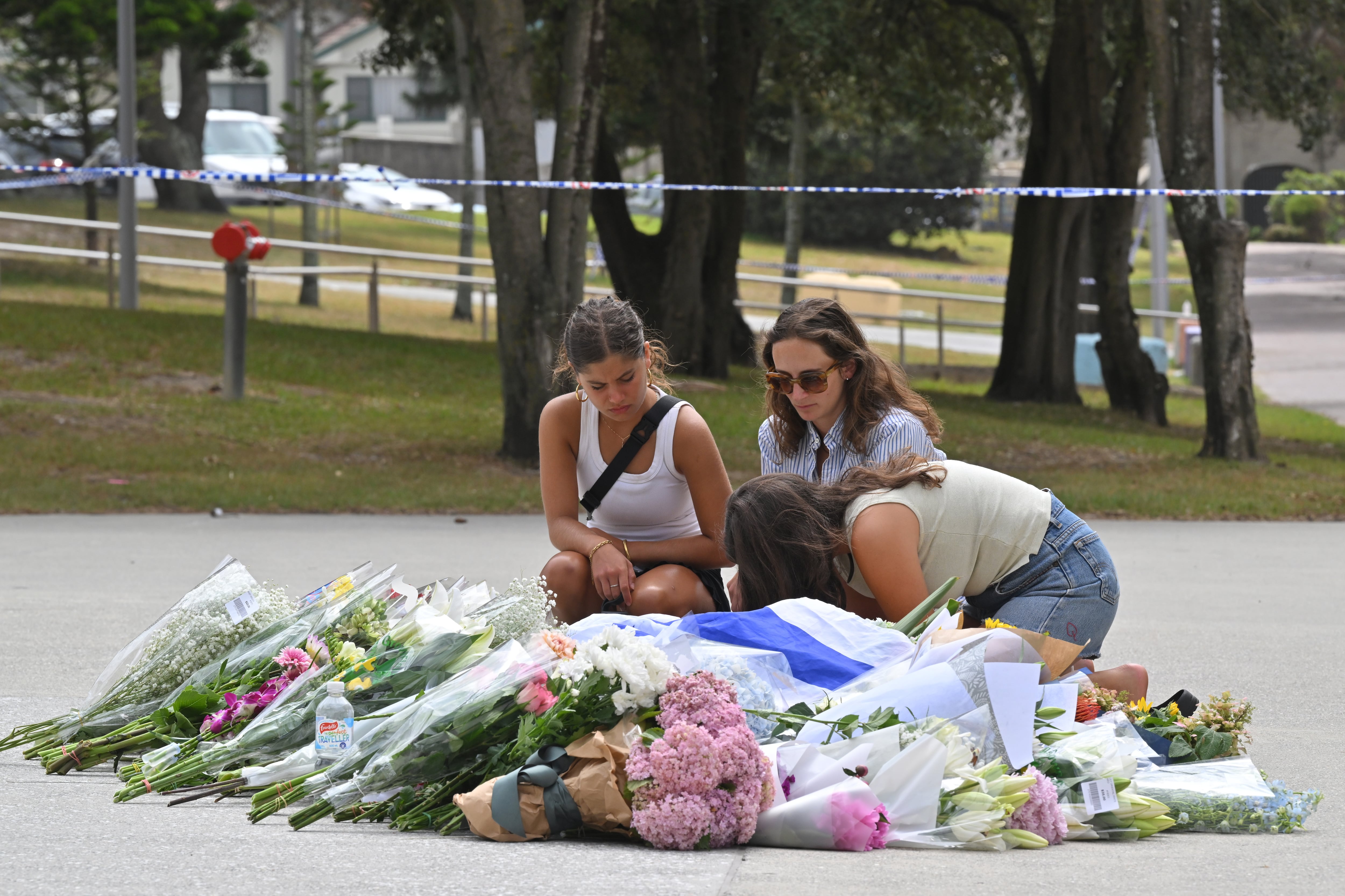 Flores colocadas en recuerdo de las víctimas del atentado en la ciudad australiana de Sídney. EFE/EPA/MICK TSIKAS AUSTRALIA AND NEW ZEALAND OUT